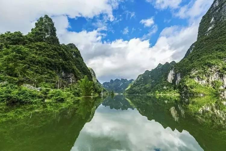 海洋深达3000米，海底光缆是怎么埋进去的？游戏画面